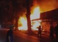 VIDEO: Sebuah Rumah Terbakar di Padang, Api Masih Menyala