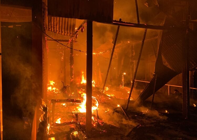 Sebuah rumah yang juga difungsikan sebagai depot air minum isi ulang dan satu unit becak motor (bentor) ludes terbakar di Jalan Lolong Karan, RT 002 RW 002, Kelurahan Sungai Sapih, Kecamatan Kuranji, Kota Padang, Sumatera Barat, pada Selasa (13/10/2026) malam.