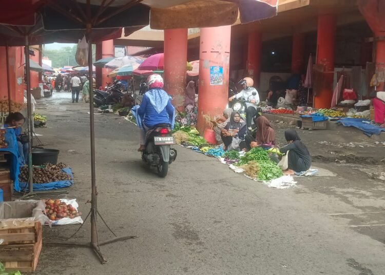 Foto: Lapak pedagang sayur di Pasar Raya Padang.