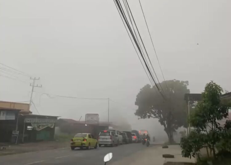 Kabut asap menyelimuti Jalan Lintas Sumatera Padang-Solok di kawasan Nagari Talang, Kecamatan Gunung Talang, Kabupaten Solok, Sumatera Barat, Rabu (14/10/2026).