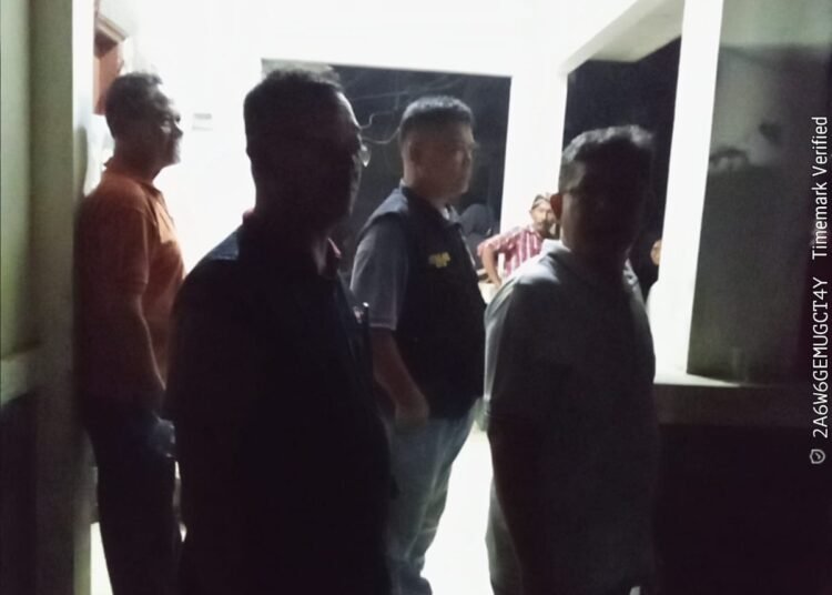 Puluhan warga menyegel Kantor Lurah Gunung Sarik, Kecamatan Kuranji, Kota Padang, Selasa (13/10/2026) malam, untuk menuntut kepastian pencairan dana bantuan banjir tahap kedua.