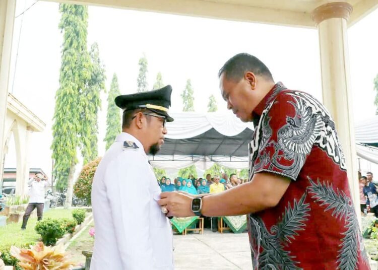 Wali Kota Pariaman, Yota Balad, mengukuhkan Ahmad Syaukani sebagai Camat Pariaman Timur di halaman Kantor Camat Pariaman Timur, Desa Sungai Pasak, Kamis (15/10/2026).