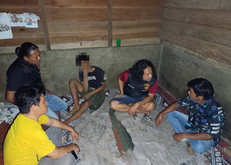 Petugas Satreskrim Polres Pasaman Barat mengamankan remaja berusia 17 tahun yang diduga terlibat kasus pencabulan terhadap anak di bawah umur di Paraman Ampalu, Nagari Rabi Jonggor, Kecamatan Gunung Tuleh, Pasaman Barat, Selasa (13/10/2026).