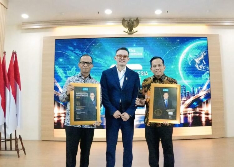 Direktur Utama Bank Nagari Gusti Candra dan Direktur Keuangan Roni Edrian meraih penghargaan nasional dalam ajang The Iconomics di Jakarta, Kamis (15/10/2026).