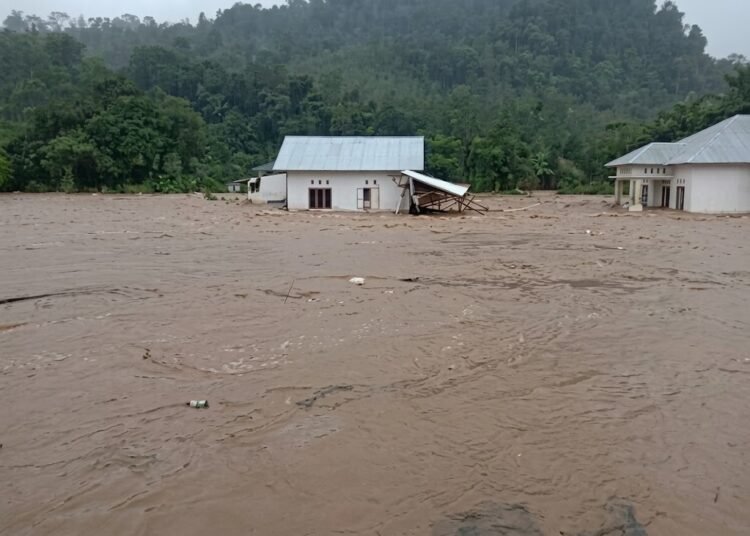 Banjir dan tanah longsor yang melanda Kecamatan Ranah Ampek Hulu Tapan, Kabupaten Pesisir Selatan, pada Sabtu (9/10/2026).