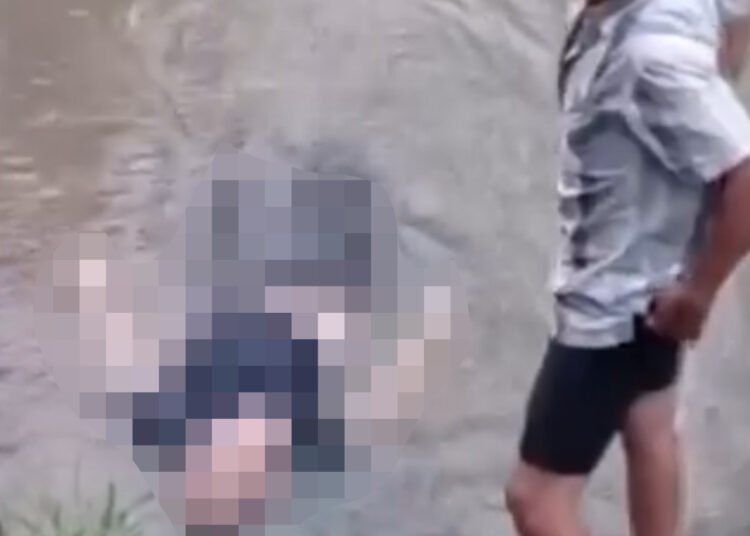 Mayat lansia ditemukan mengapung di aliran Batang Lembang, Kelurahan IX Korong, Kota Solok, Jumat (16/10/2026) pagi.