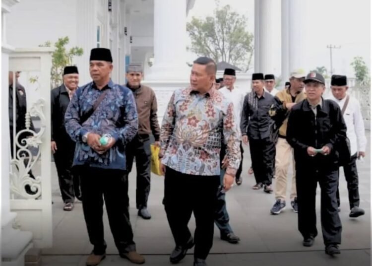 Wali Kota Bukittinggi Ramlan Nurmatias melepas rombongan tokoh adat dan tokoh masyarakat untuk kunjungan ke Banda Aceh dan Jambi di Balairung Rumah Dinas Wali Kota Bukittinggi, Jumat (16/10/2026).