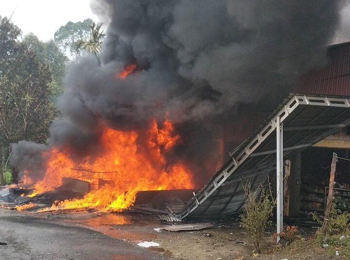 Petugas pemadam kebakaran berjibaku memadamkan api yang melahap sebuah bangunan di depan MTsN Koto Tangah, Kecamatan Bukit Barisan, Kabupaten Limapuluh Kota, Jumat (16/10/2026).