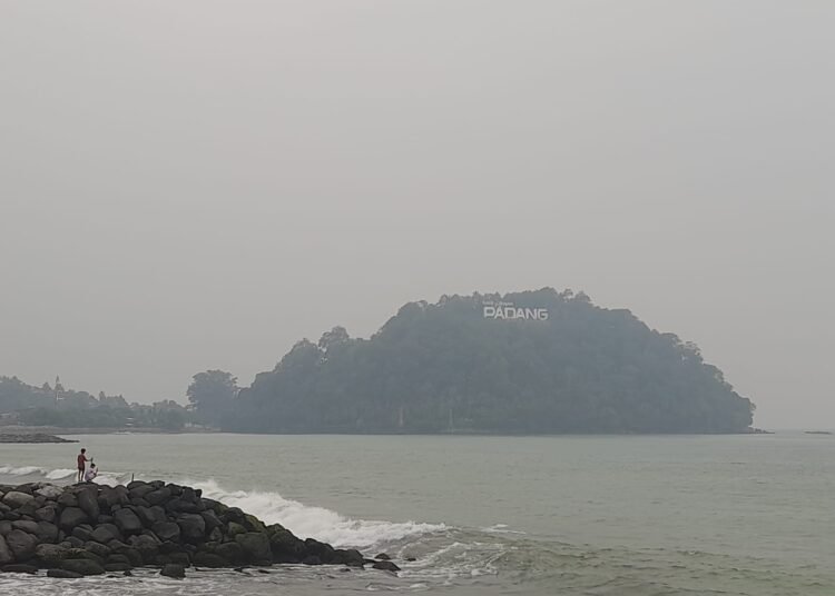 Kota Padang, Sumatera Barat, diselimuti kabut asap pada Jumat (17/10/2026) sore. Foto: Lisa/Sumbarkita