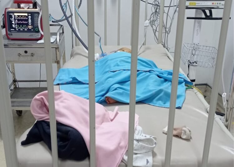 Bilal, bayi berusia lima bulan asal Kelurahan Tanjung Pauh, Kecamatan Payakumbuh Barat, Kota Payakumbuh, Sumatera Barat, dirawat di ruang perawatan intensif Pediatric Intensive Care Unit (PICU) RSUP Dr. M. Djamil Padang akibat perdarahan otak serta gangguan fungsi hati dan empedu yang dialaminya.