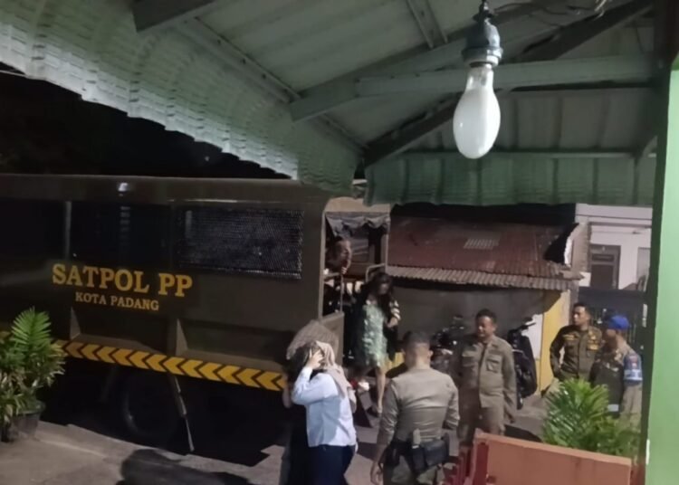 Empat orang perempuan di sejumlah lokasi hiburan malam di Kota Padang, Sumatera Barat, terjaring razia pada Sabtu (17/10/2026) dini hari. Foto: Satpol PP Padang
