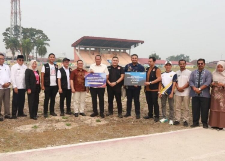 Wali Kota Pariaman Yota Balad menerima bantuan Rp300 juta dari Bank Mandiri dan Utusan Khusus Presiden untuk peningkatan fasilitas lapangan bola GOR Rawang, Jumat (16/10/2026).