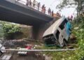 Setir Lengket, Bus Terjun ke Bawah Jembatan di Jalan Payakumbuh—Bukittinggi, Korban 1 Penumpang