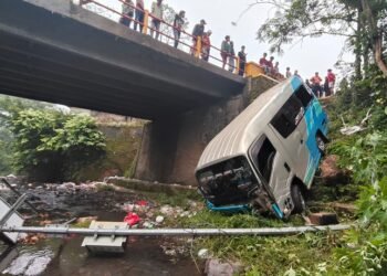 Setir Lengket, Bus Terjun ke Bawah Jembatan di Jalan Payakumbuh—Bukittinggi, Korban 1 Penumpang