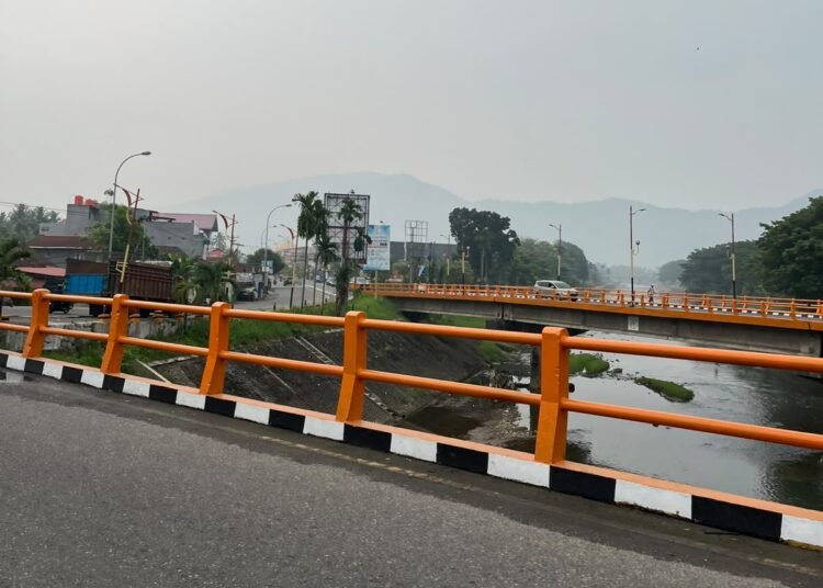 Jembatan Marapalam, Kecamatan Padang Timur, Kota Padang, diselimuti kabut asap pada Minggu (18/10/2026) pagi.