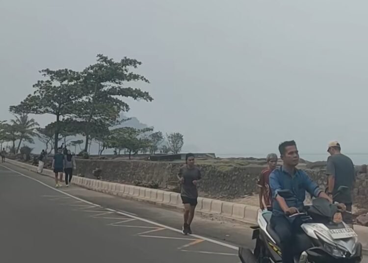 Kualitas udara di Kota Padang, Sumatera Barat, masih terdampak kabut asap kebakaran hutan dan lahan (karhutla) pada Minggu (18/10/2026).