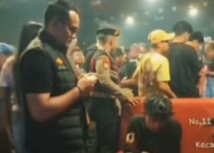 Petugas Satpol PP Kota Padang bersama Polda Sumbar dan BNN Sumbar melakukan penertiban tempat hiburan malam, kafe, karaoke, dan penginapan di Kota Padang, Minggu (18/10/2026).