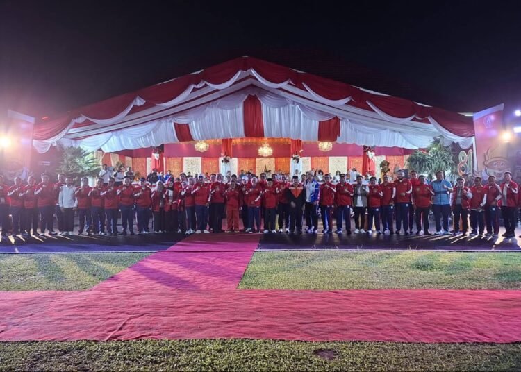 Sejumlah atlet Kabupaten Sijunjung bersama bupati saat pembukaan Pekan Olahraga Provinsi (Porprov) XVI Sumatera Barat 2026.