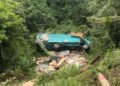 Hindari Mobil dari Arah Berlawanan, Sebuah Truk Masuk Jurang di Agam