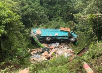 Hindari Mobil dari Arah Berlawanan, Sebuah Truk Masuk Jurang di Agam