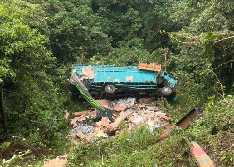 Truk Mitsubishi Fuso masuk ke jurang di Jalan Lintas Bukittinggi–Pasaman, tepatnya di Nagari Gadut, Kecamatan Tilatang Kamang, Kabupaten Agam, Sumatera Barat, pada Minggu (18/10/2026). Foto: Polresta Bukittinggi