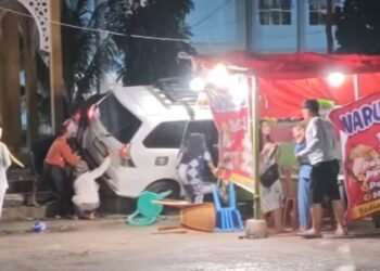 Video: Mobil Tabrak Warung di Padang