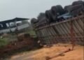 2 Truk Tabrakan di Sitinjau Lauik, Kendaraan Terbalik hingga Jagung Berserakan