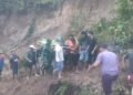 Video: Jalan Tertimbun Longsor, Warga di Agam Terpaksa Bawa Jenazah Lewati Medan Ekstrem