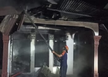 Sebuah Rumah dan 2 Motor Terbakar di Pesisir Selatan, Dua Penghuni Luka Bakar