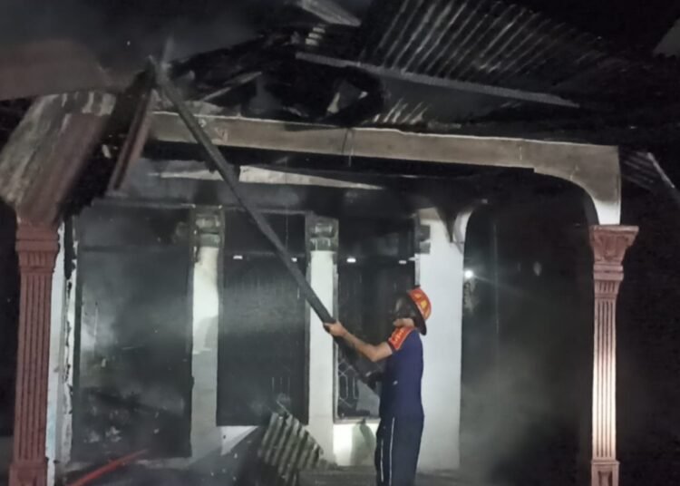 Petugas pemadam kebakaran memadamkan api yang membakar satu unit rumah permanen dan dua sepeda motor di Kampung Sungai Gedang, Nagari Lunang Tengah, Kecamatan Lunang, Kabupaten Pesisir Selatan, Senin (19/10/2026) dini hari.