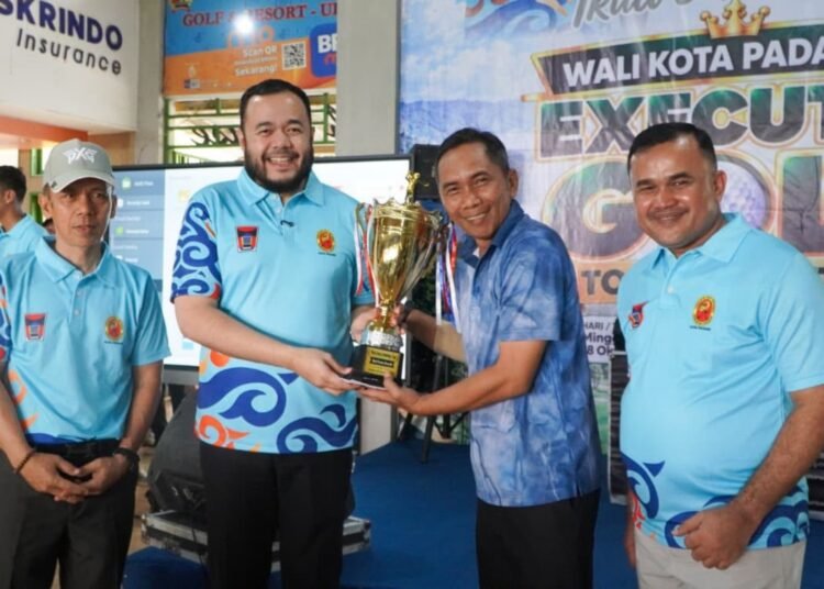 Wali Kota Fadly Amran menutup Wali Kota Padang Cup Executive Golf Tournament 2026 di Lapangan Wirabraja Golf Club Ulu Gadut, Minggu (18/10/2026).