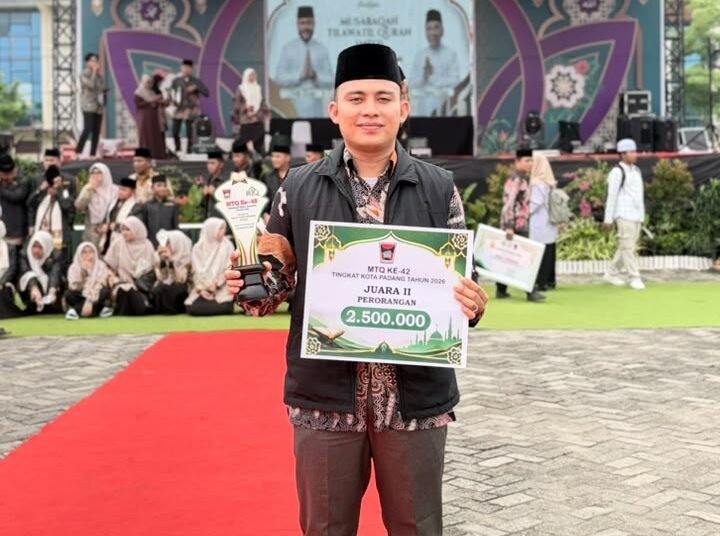 Syukur Asrida Utama, mahasiswa Magister Pendidikan Agama Islam Universitas Muhammadiyah Sumatera Barat, meraih juara 3 cabang Tafsir Bahasa Inggris pada MTQ ke-42 tingkat Kota Padang, 10–14 Oktober 2026.