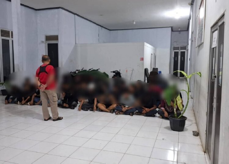 Petugas gabungan mengamankan pelajar dan wanita pemandu karaoke dalam operasi penyakit masyarakat di Cafe Diamond, Kecamatan Luhak Nan Duo, Pasaman Barat, Sabtu (17/10/2026).