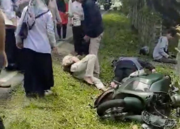 Kecelakaan lalu lintas terjadi di kawasan Batang Kapas, Kabupaten Pesisir Selatan, Sumatera Barat, Senin (19/10/2026).