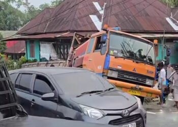 Truk Pengangkut Ban Alat Berat Mundur dan Tabrak Pagar Warga di Tanah Datar