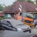 Truk Pengangkut Ban Alat Berat Mundur dan Tabrak Pagar Warga di Tanah Datar