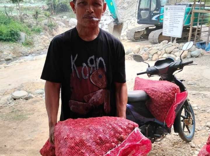Kepala Jorong Ulu Sungai Indarung, Nagari Lolo, Kabupaten Solok, Bakhridurrahman, mengirimkan foto dokumentasi pembagian bantuan bibit bawang merah kepada warga sebagai bukti penyaluran bantuan bagi petani terdampak galodo pada November 2025.