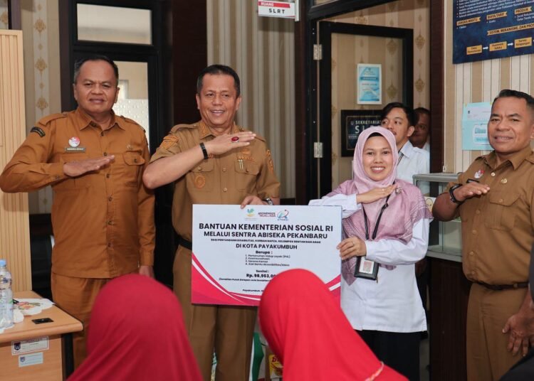 Wakil Wali Kota Payakumbuh, Elzadaswarman, menyerahkan bantuan Asistensi Rehabilitasi Sosial (ATENSI) kepada warga Pemerlu Pelayanan Kesejahteraan Sosial (PPKS) di Kantor Dinas Sosial Kota Payakumbuh, Senin (19/10/2026).