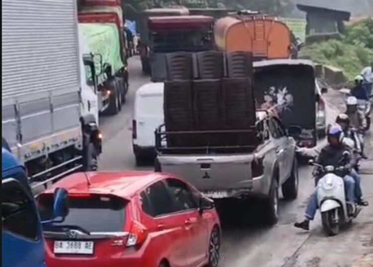 Akses lalu lintas Padang-Solok dan sebaliknya macet parah di kawasan Sitinjau Lauik pada Selasa (20/10/2026) pagi.