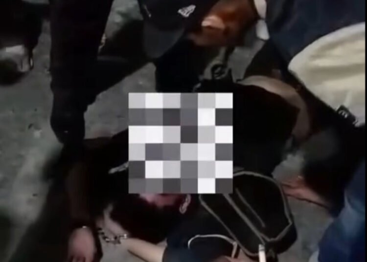 Terduga pelaku begal tergeletak di tanah di kawasan Simpang Aur Pakan Kamis, Kecamatan Tilatang Kamang, Kabupaten Agam, Sumatera Barat, pada Senin (19/10/2026) malam. Foto: Tangkapan layar media sosial
