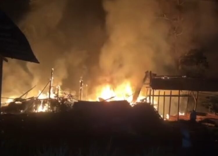 Satu unit tempat pemotongan kayu di Jorong Tarok, Nagari Andaleh, Kecamatan Luak, Kabupaten Lima Puluh Kota, Sumatera Barat, ludes terbakar pada Selasa (20/10/2026) dini hari.