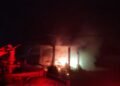 Diparkir di Teras Rumah, Sebuah Minibus di Agam Terbakar