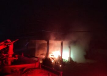 Diparkir di Teras Rumah, Sebuah Minibus di Agam Terbakar