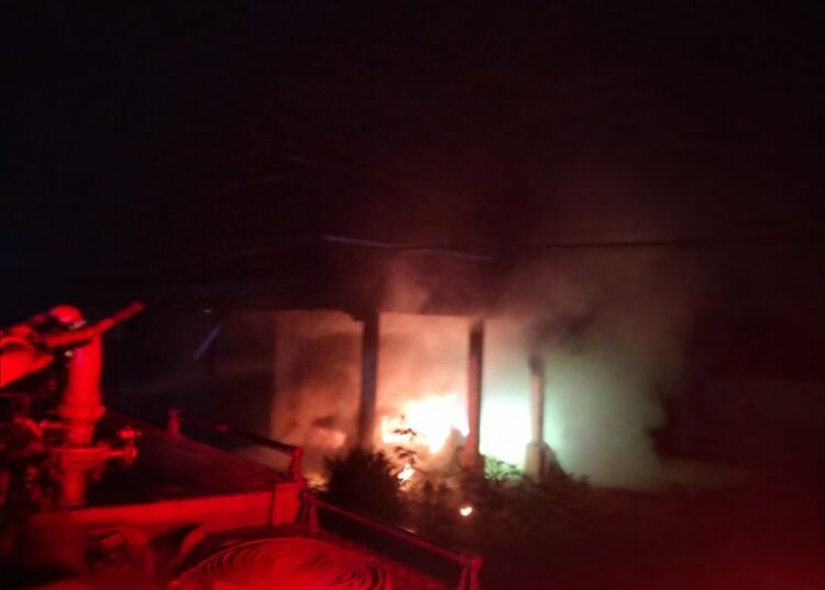Satu unit minibus Toyota Calya hangus terbakar di teras rumah di Jorong Baso, Nagari Tabek Panjang, Kecamatan Baso, Kabupaten Agam, Sumatera Barat, pada Selasa (20/10/2026) dini hari.