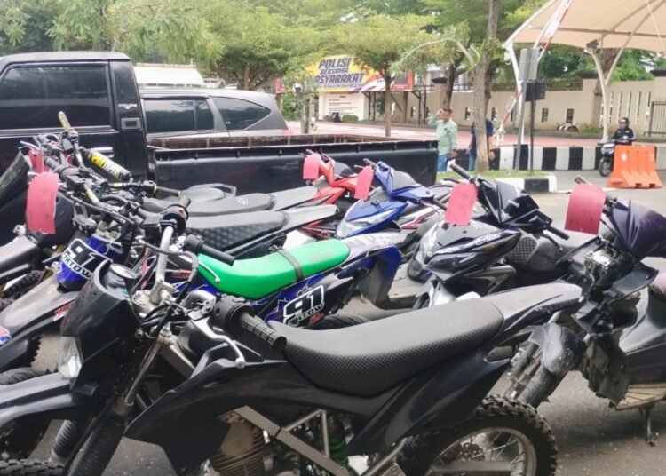 Barang bukti berupa mobil dan sepeda motor hasil pengungkapan kasus pencurian di beberapa lokasi di Kabupaten Solok dan Kabupaten Dharmasraya, Sumatera Barat, sejak April hingga Oktober 2026, dihadirkan saat konferensi pers di Mapolda Sumbar, Selasa (20/10/2026). Foto: Qadri/Sumbarkita