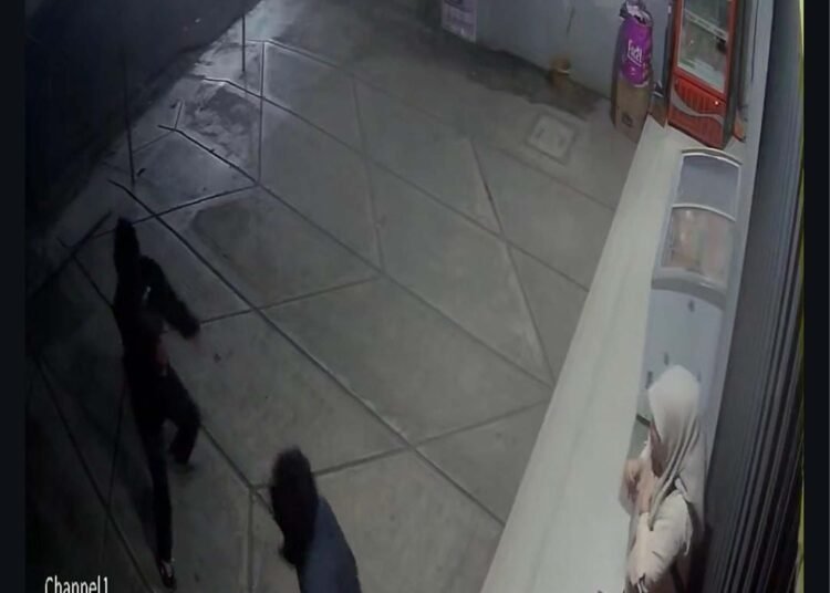 Rekaman CCTV memperlihatkan situasi di sekitar lokasi dugaan perampokan bersenjata api di kawasan Simpang Aur, Pakan Kamis, Kecamatan Tilatang Kamang, Kabupaten Agam, Senin (19/10/2026) malam.