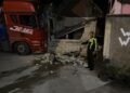 Truk Bermuatan Semen Tabrak Rumah Warga di Solok