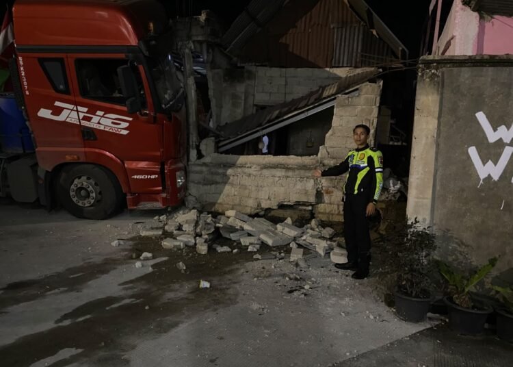 Sebuah truk bermuatan semen menambarak rumah warga di Jalan Solok–Padang, tepatnya di Jorong Aro, Nagari Talang, Kecamatan Gunung Talang, Kabupaten Solok, Sumatera Barat, pada Rabu (21/10/2026) sekitar pukul 02.30 WIB. Foto: Polres Solok