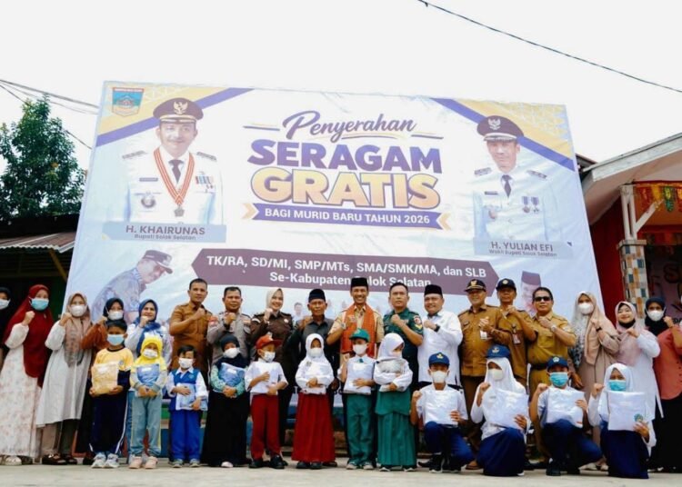 Wakil Bupati Solok Selatan, Yulian Efi, menyerahkan bantuan 2.430 stel seragam sekolah gratis secara simbolis di MTsN 3 Solok Selatan, Selasa (20/10/2026).