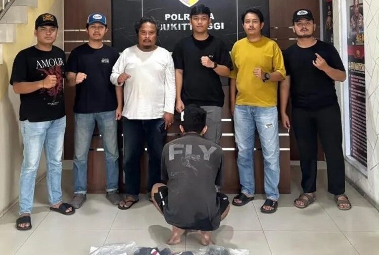 Polisi menahan seorang pria yang merampok pemilik minimarket EB Mart di Simpang Aua, Nagari Koto Tangah, Kecamatan Tilatang Kamang, Agam, pada Senin (19/10/2026) malam. Foto: Polresta Bukittinggi